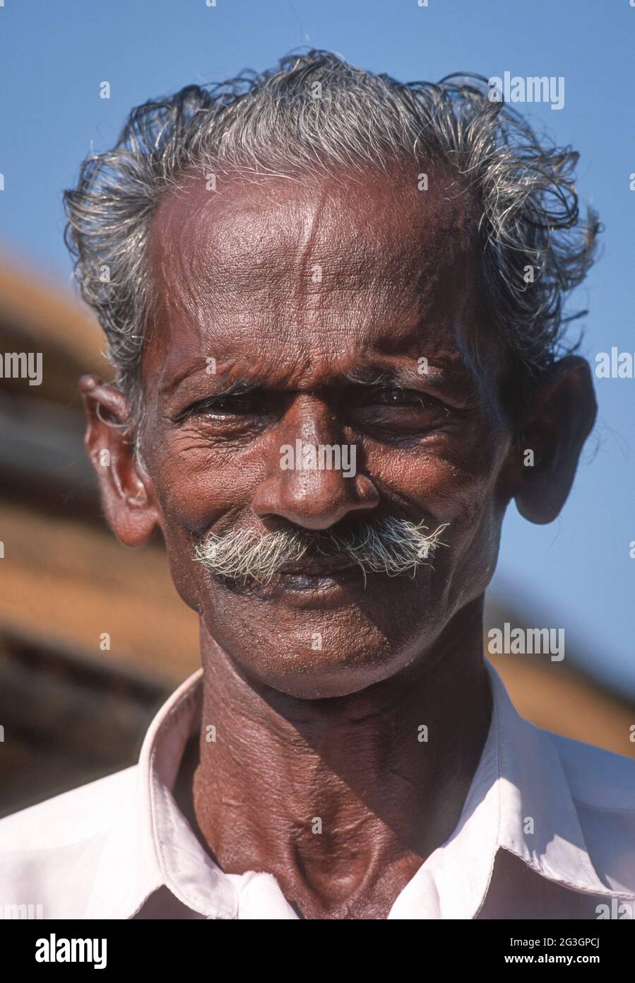 KERALA, INDIA - Ritratto dell'uomo, canale di Backwaters. Foto Stock