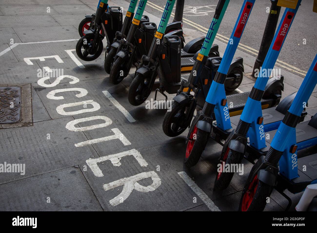 Una stazione e-scooter a Hammersmith - uno dei pochi comuni dove da lunedì 7 giugno 2021 scooter elettrici è diventato disponibile per il noleggio a Londra. Foto Stock