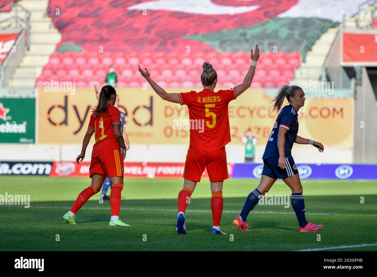 Llanelli, Galles. 15 giugno 2021. Rhiannon Roberts of Wales le donne protestano contro l'arbitro durante il Women's International friendly Match tra le donne del Galles e le donne della Scozia al Parc y Scarlets di Llanelli, Galles, Regno Unito, il 15 giugno 2021. Credit: Duncan Thomas/Majestic Media/Alamy Live News. Foto Stock Llanelli, Galles. 15 giugno 2021. Rhiannon Roberts of Wales le donne protestano contro l'arbitro durante il Women's International friendly Match tra le donne del Galles e le donne della Scozia al Parc y Scarlets di Llanelli, Galles, Regno Unito, il 15 giugno 2021. Credit: Duncan Thomas/Majestic Media/Alamy Live News. Foto Stock