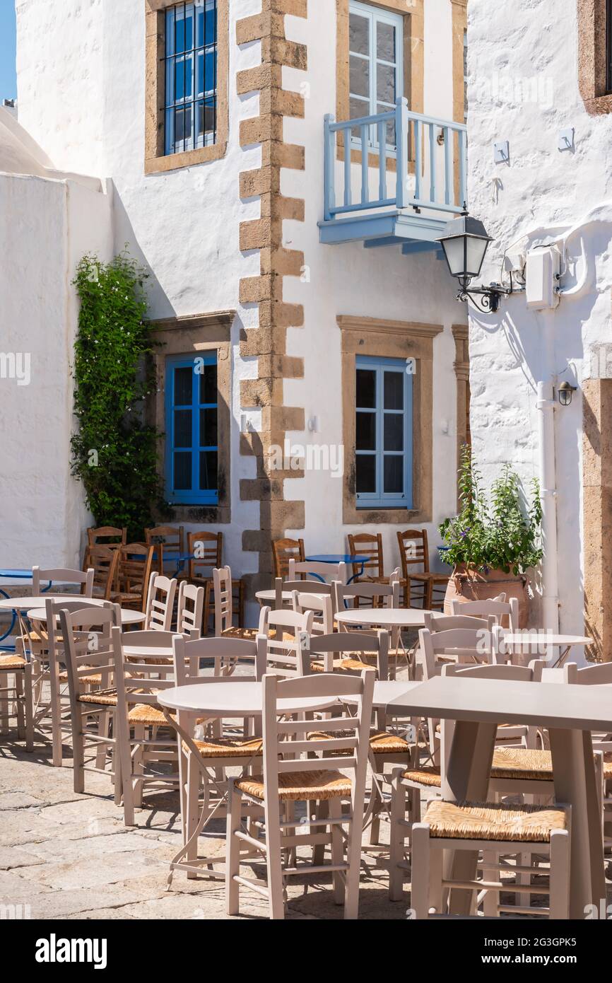 Arredamento esterno di un caffè di strada nella città vecchia greca. Foto Stock