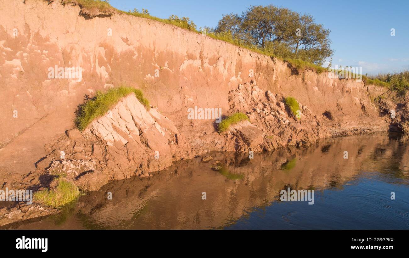 Drone vista di erosione della banca del suolo, fiume Towy, Carmarthenshire, Galles, Regno Unito Foto Stock