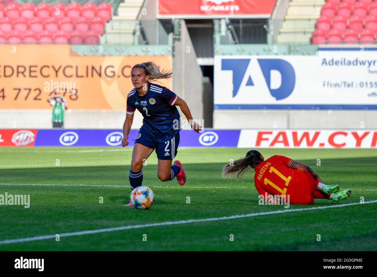 Llanelli, Galles. 15 giugno 2021. Kirsty Smith of Scotland Donne in azione durante la partita di amicizia internazionale delle donne tra donne del Galles e donne della Scozia al Parc y Scarlets di Llanelli, Galles, Regno Unito, il 15 giugno 2021. Credit: Duncan Thomas/Majestic Media/Alamy Live News. Foto Stock Llanelli, Galles. 15 giugno 2021. Kirsty Smith of Scotland Donne in azione durante la partita di amicizia internazionale delle donne tra donne del Galles e donne della Scozia al Parc y Scarlets di Llanelli, Galles, Regno Unito, il 15 giugno 2021. Credit: Duncan Thomas/Majestic Media/Alamy Live News. Foto Stock