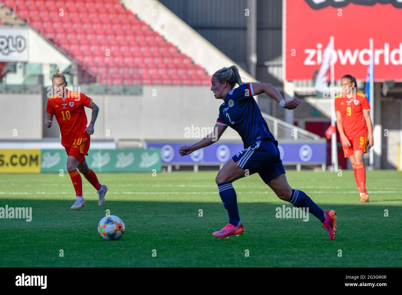 Llanelli, Galles. 15 giugno 2021. Kirsty Smith of Scotland Donne in azione durante la partita di amicizia internazionale delle donne tra donne del Galles e donne della Scozia al Parc y Scarlets di Llanelli, Galles, Regno Unito, il 15 giugno 2021. Credit: Duncan Thomas/Majestic Media/Alamy Live News. Foto Stock Llanelli, Galles. 15 giugno 2021. Kirsty Smith of Scotland Donne in azione durante la partita di amicizia internazionale delle donne tra donne del Galles e donne della Scozia al Parc y Scarlets di Llanelli, Galles, Regno Unito, il 15 giugno 2021. Credit: Duncan Thomas/Majestic Media/Alamy Live News. Foto Stock