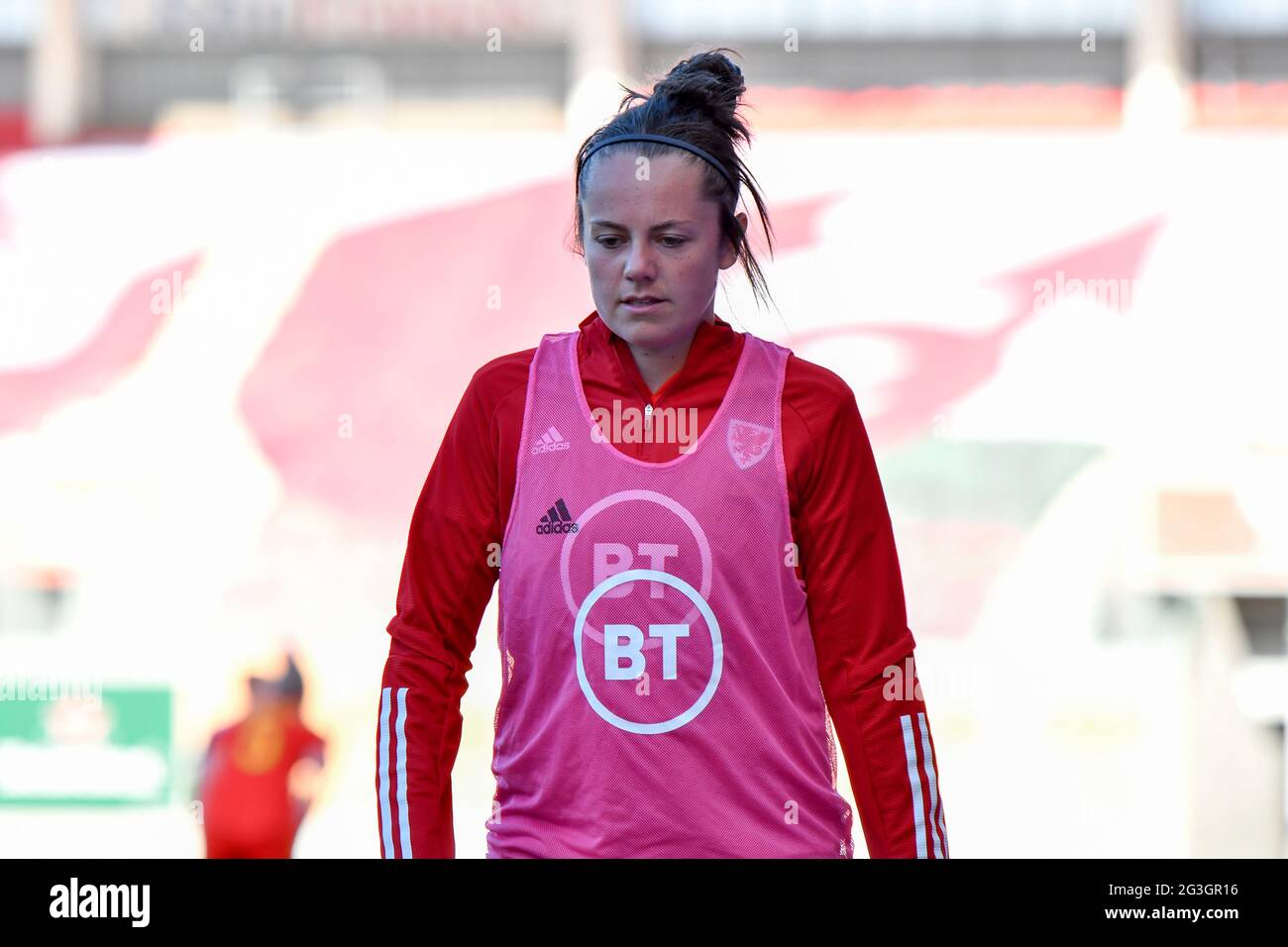 Llanelli, Galles. 15 giugno 2021. Georgia Walters of Wales le donne si riscaldano durante il Women's International friendly Match tra le donne del Galles e le donne della Scozia al Parc y Scarlets di Llanelli, Galles, Regno Unito, il 15 giugno 2021. Credit: Duncan Thomas/Majestic Media/Alamy Live News. Foto Stock Llanelli, Galles. 15 giugno 2021. Georgia Walters of Wales le donne si riscaldano durante il Women's International friendly Match tra le donne del Galles e le donne della Scozia al Parc y Scarlets di Llanelli, Galles, Regno Unito, il 15 giugno 2021. Credit: Duncan Thomas/Majestic Media/Alamy Live News. Foto Stock