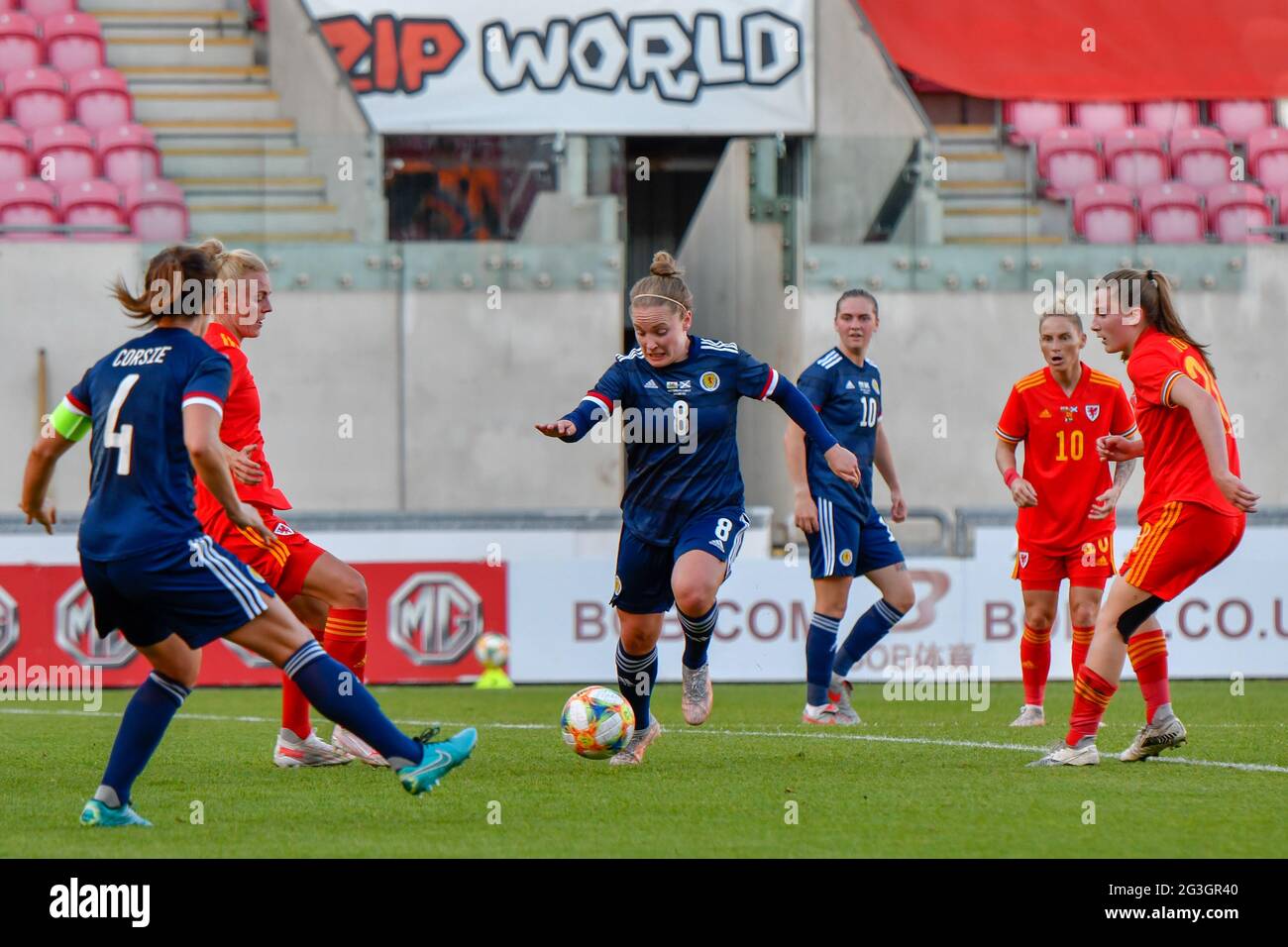 Llanelli, Galles. 15 giugno 2021. Kim Little of Scotland Donne in azione durante il Women's International friendly match tra le donne del Galles e le donne della Scozia al Parc y Scarlets di Llanelli, Galles, Regno Unito, il 15 giugno 2021. Credit: Duncan Thomas/Majestic Media/Alamy Live News. Foto Stock Llanelli, Galles. 15 giugno 2021. Kim Little of Scotland Donne in azione durante il Women's International friendly match tra le donne del Galles e le donne della Scozia al Parc y Scarlets di Llanelli, Galles, Regno Unito, il 15 giugno 2021. Credit: Duncan Thomas/Majestic Media/Alamy Live News. Foto Stock