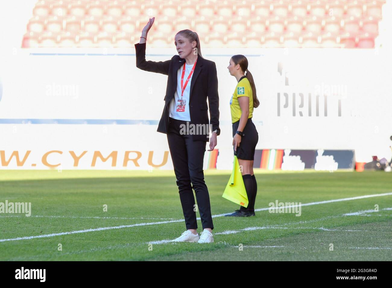 Llanelli, Galles. 15 giugno 2021. Gemma Grainger Head Coach of Wales Women durante la partita di amicizia internazionale tra donne del Galles e donne della Scozia al Parc y Scarlets di Llanelli, Galles, Regno Unito, il 15 giugno 2021. Credit: Duncan Thomas/Majestic Media/Alamy Live News. Foto Stock Llanelli, Galles. 15 giugno 2021. Gemma Grainger Head Coach of Wales Women durante la partita di amicizia internazionale tra donne del Galles e donne della Scozia al Parc y Scarlets di Llanelli, Galles, Regno Unito, il 15 giugno 2021. Credit: Duncan Thomas/Majestic Media/Alamy Live News. Foto Stock