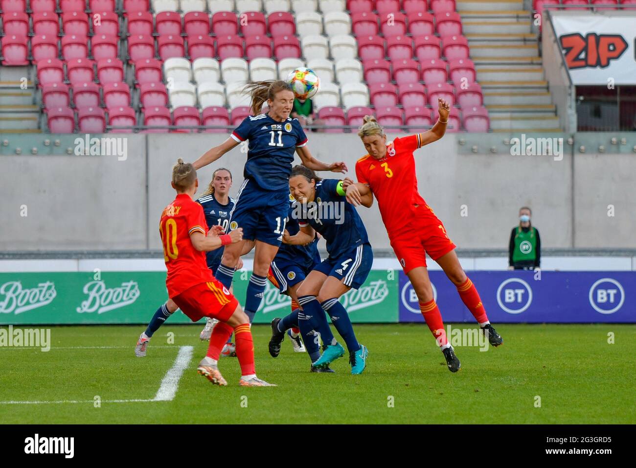 Llanelli, Galles. 15 giugno 2021. Christy Grimshaw of Scotland Women vince una testata durante la partita Women's International friendly tra le donne del Galles e le donne della Scozia al Parc y Scarlets di Llanelli, Galles, Regno Unito, il 15 giugno 2021. Credit: Duncan Thomas/Majestic Media/Alamy Live News. Foto Stock Llanelli, Galles. 15 giugno 2021. Christy Grimshaw of Scotland Women vince una testata durante la partita Women's International friendly tra le donne del Galles e le donne della Scozia al Parc y Scarlets di Llanelli, Galles, Regno Unito, il 15 giugno 2021. Credit: Duncan Thomas/Majestic Media/Alamy Live News. Foto Stock