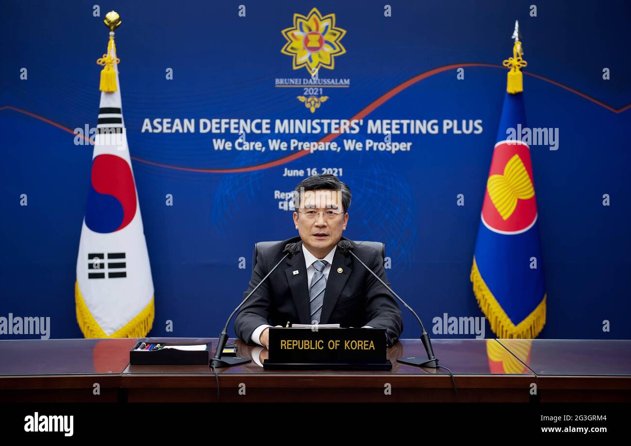 16 giugno 2021, SEOUL, COREA DEL SUD: 16 giugno 2021-SEOUL, 16 giugno (Yonhap) -- Mercoledì il ministro della Difesa Suh Wook ha discusso la situazione della sicurezza globale con i suoi omologhi dei paesi della regione e ha chiesto un continuo sostegno agli sforzi della Corea del Sud per stabilire una pace duratura nella penisola coreana, ha detto il suo ufficio. Il suh ha partecipato all'ottava riunione Plus dei ministri della Difesa dell'Associazione delle Nazioni del Sud-Est Asiatico (ASEAN) (ADMM-Plus), organizzata tramite un collegamento video, che ha riunito i principali funzionari della difesa di 10 paesi ASEAN e otto stati membri, Corea del Sud, Stati Uniti, Ja Foto Stock