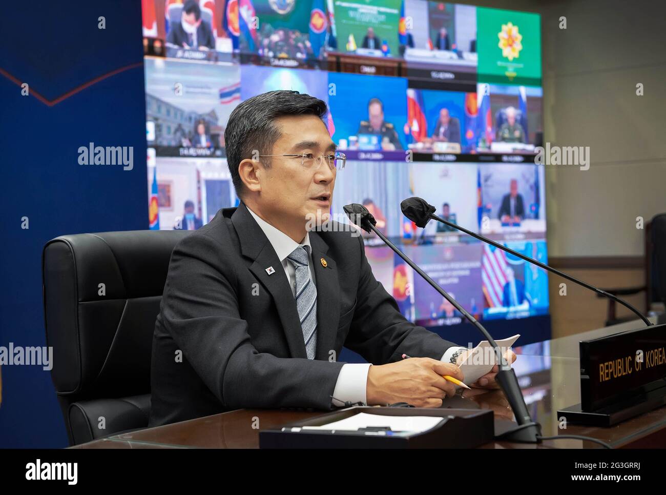 16 giugno 2021, SEOUL, COREA DEL SUD: 16 giugno 2021-SEOUL, 16 giugno (Yonhap) -- Mercoledì il ministro della Difesa Suh Wook ha discusso la situazione della sicurezza globale con i suoi omologhi dei paesi della regione e ha chiesto un continuo sostegno agli sforzi della Corea del Sud per stabilire una pace duratura nella penisola coreana, ha detto il suo ufficio. Il suh ha partecipato all'ottava riunione Plus dei ministri della Difesa dell'Associazione delle Nazioni del Sud-Est Asiatico (ASEAN) (ADMM-Plus), organizzata tramite un collegamento video, che ha riunito i principali funzionari della difesa di 10 paesi ASEAN e otto stati membri, Corea del Sud, Stati Uniti, Ja Foto Stock