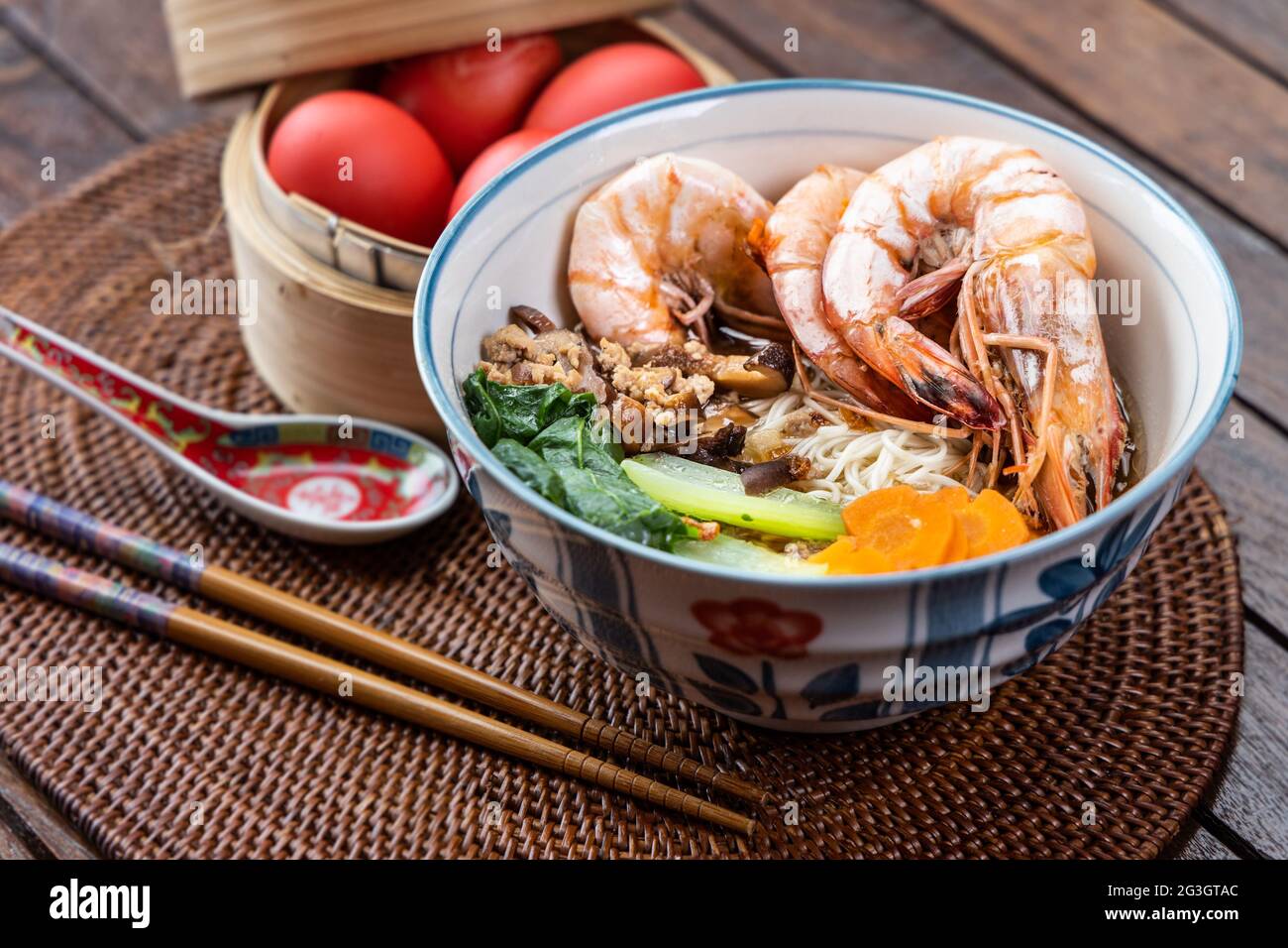 Serve noodle di compleanno con uova rosse, una tradizione tra i cinesi durante le celebrazioni di compleanno Foto Stock