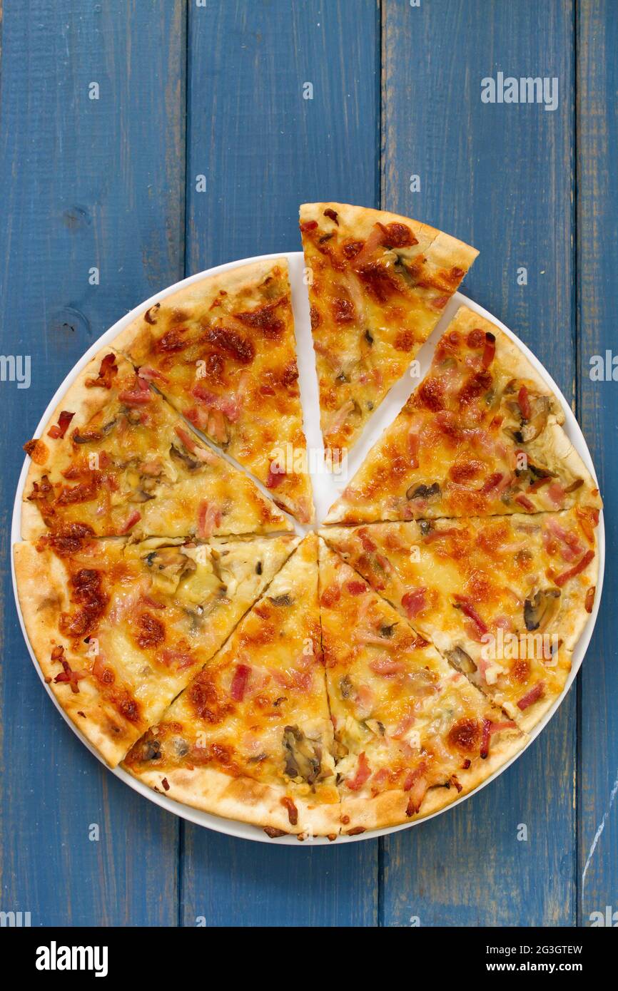 La pizza su piastra bianca Foto Stock