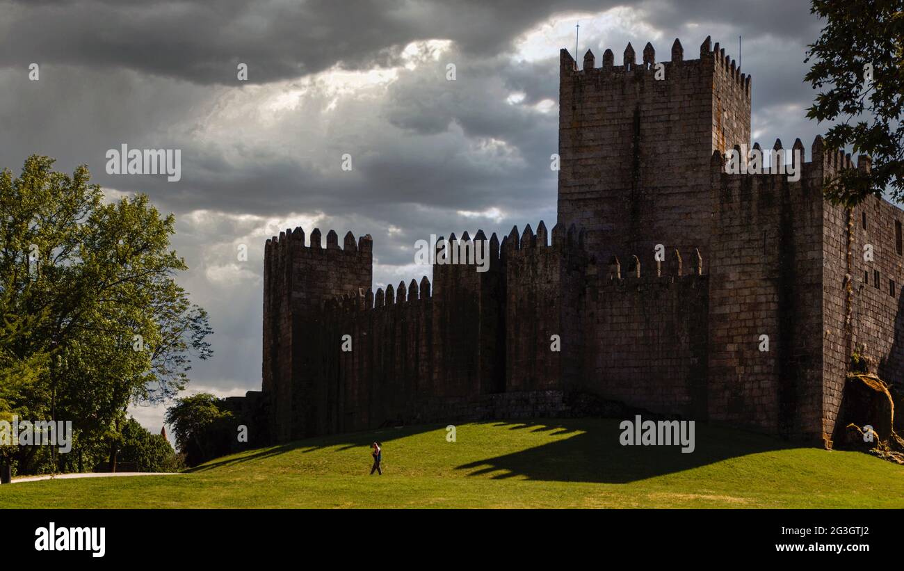 Guimaraes, distretto di Braga, Portogallo. Castelo de Guimaraes o Castello di Guimaraes. Fondata nel 10 ° secolo e conosciuta come la culla del Portogallo. Il Foto Stock