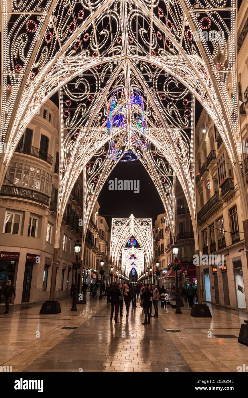 MALAGA, SPAGNA - JAN 25, 2015: La gente cammina attraverso la decorata pedonale Calle Larios a Malaga. Foto Stock