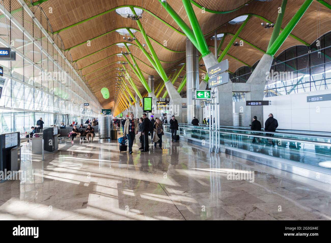 MADRID, SPAGNA - 26 GENNAIO 2015: Interno di un terminal dell'aeroporto Adolfo Suarez Madrid-Barajas. Foto Stock