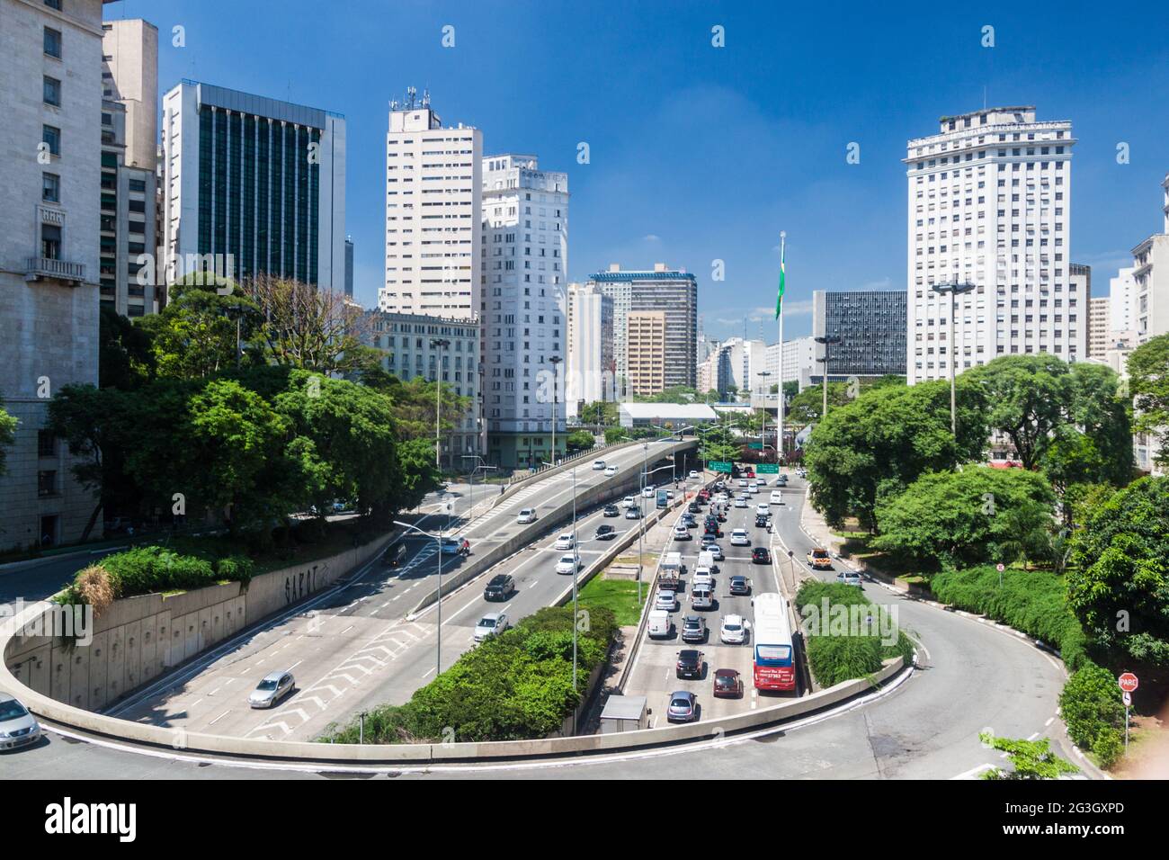 SAN PAOLO, BRASILE - 3 FEBBRAIO 2015: Traffico su Avenida Vinte e Tres de Maio a San Paolo, Brasile Foto Stock
