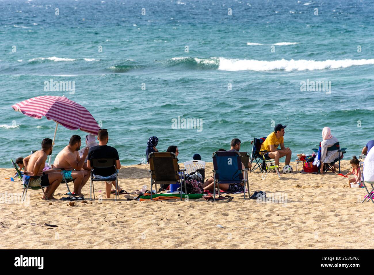 Gruppo di giovani in spiaggia, vacanze estive. Foto Stock