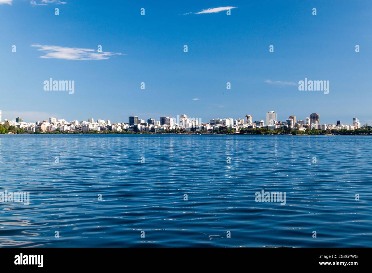 Lo skyline del quartiere Lagoon Rodrigo de Freitas e Ipanema a Rio de Janeiro, Brasile Foto Stock