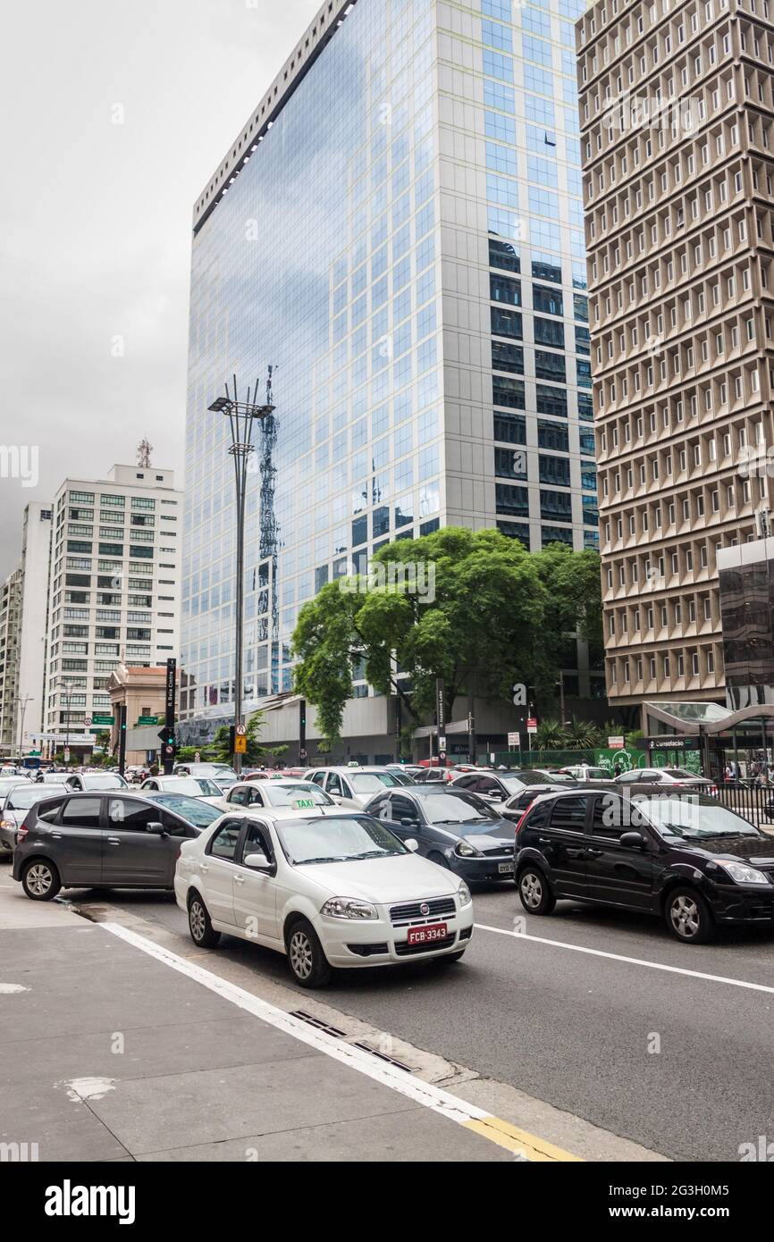 SAO PAULO, BRASILE - 2 FEBBRAIO 2015: Vista dei grattacieli lungo Avenida Paulista a Sao Paulo, Brasile Foto Stock