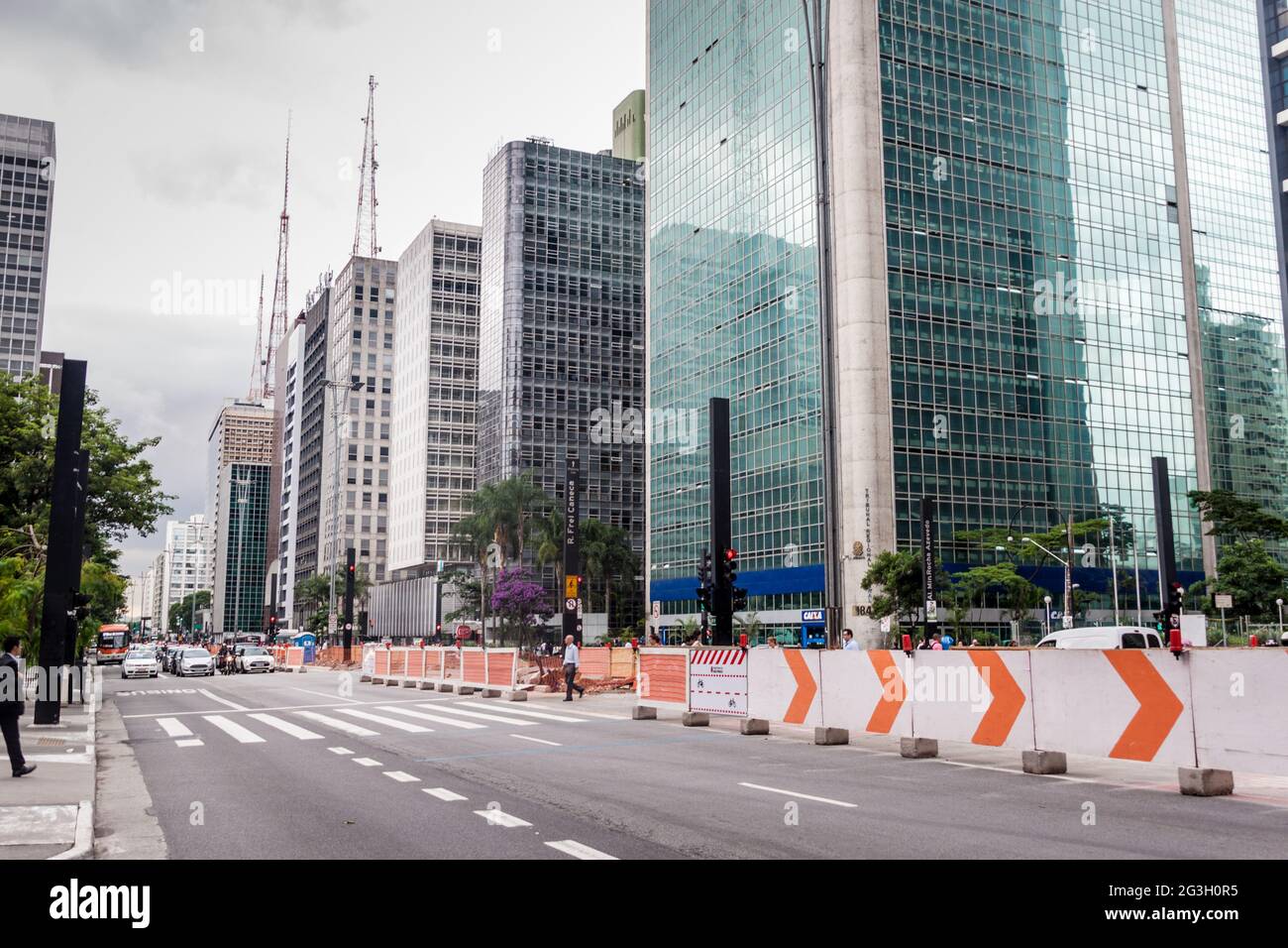 SAO PAULO, BRASILE - 2 FEBBRAIO 2015: Vista dei grattacieli lungo Avenida Paulista a Sao Paulo, Brasile Foto Stock