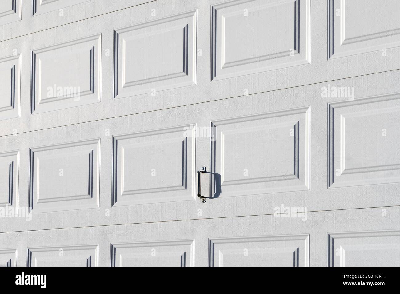 Porta bianca chiusa del garage con maniglia Foto Stock