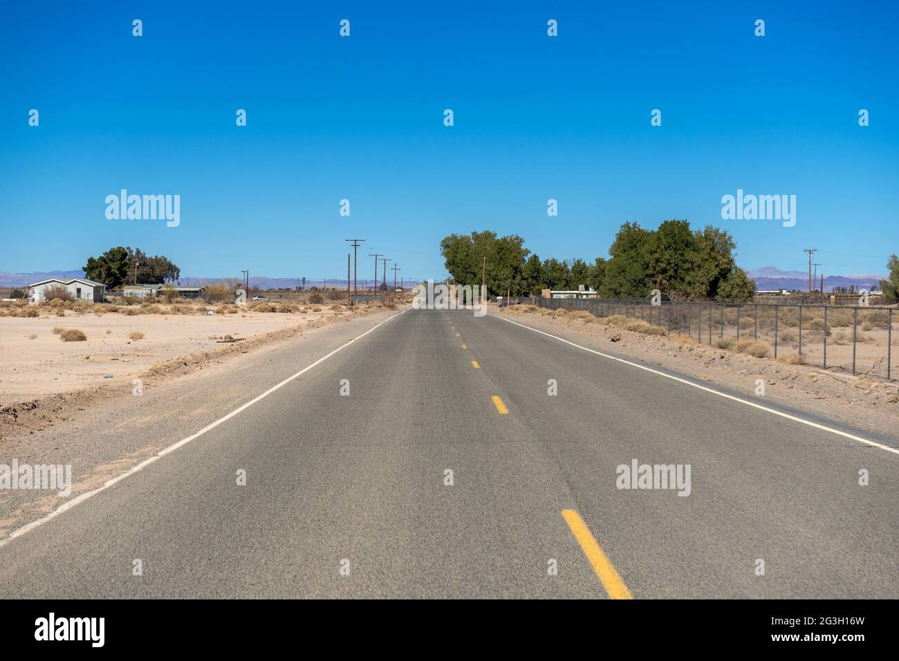 Newberry Springs, CA, USA – 18 febbraio 2021: Vista a nord di Newberry Road nella città desertica di Mojave, Newberry Springs, California. Foto Stock