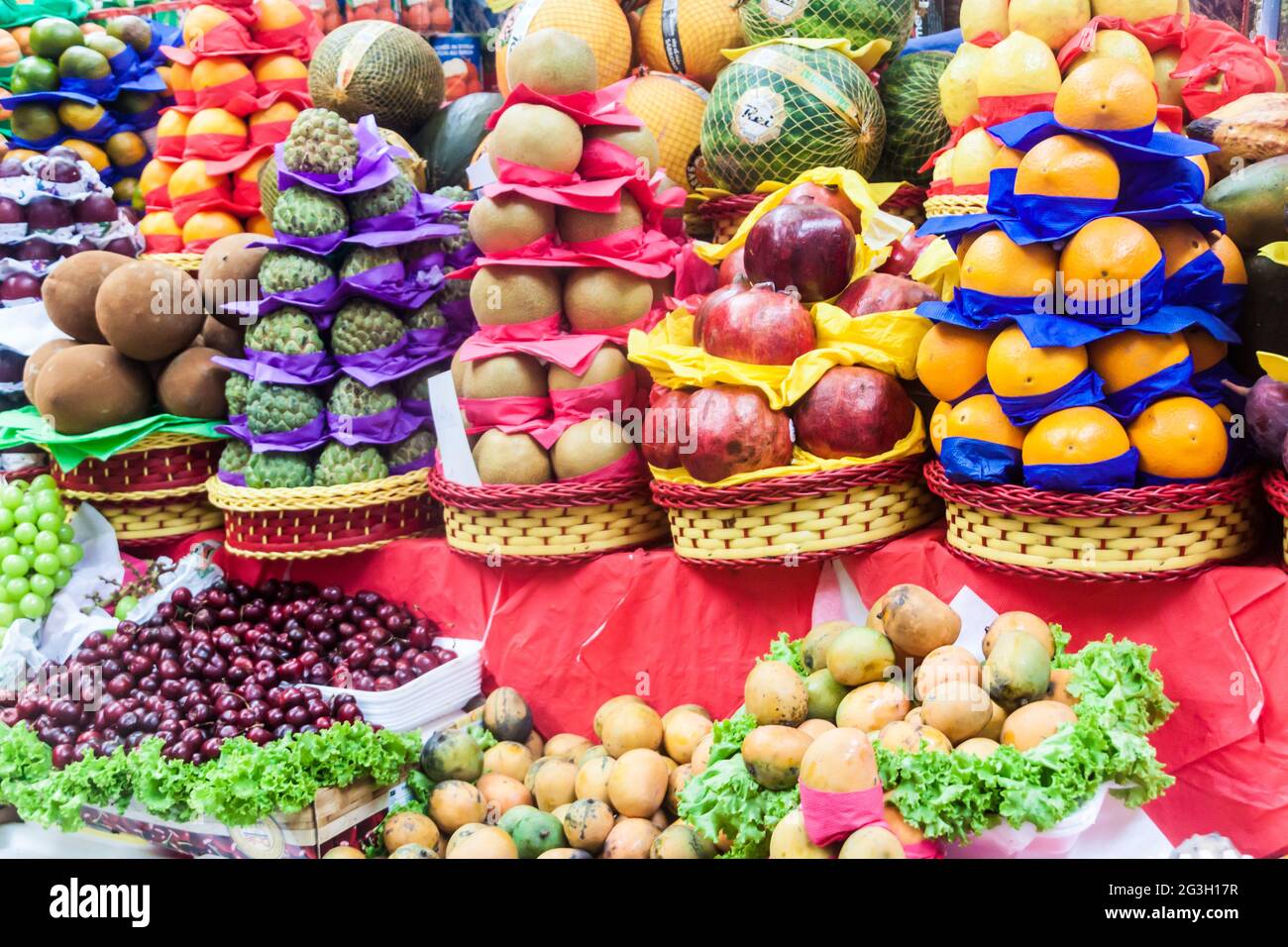 Frutta accatastata in una bancarella nel mercato municipale di Mercado a Sao Paulo, Brasile Foto Stock