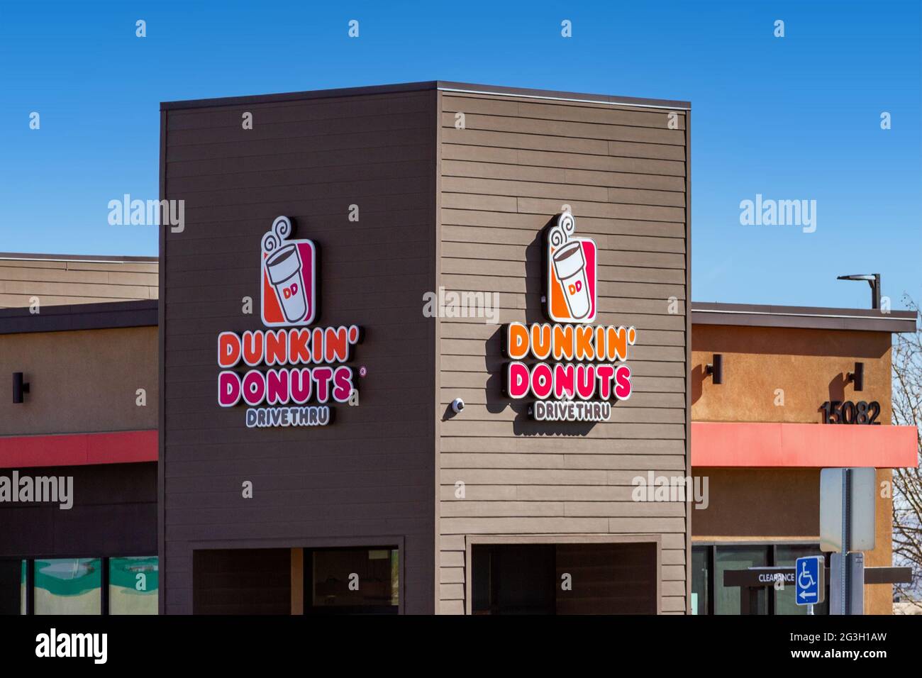 Victorville, CA, USA – 17 marzo 2021: Segnaletica Dunkin Donuts su un edificio a Victorville, California. Foto Stock