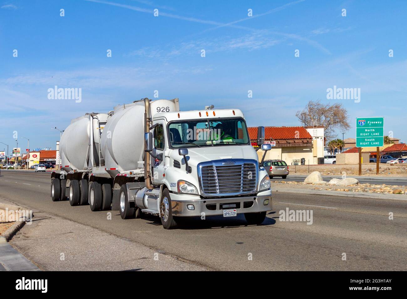 Victorville, CA, USA – 17 marzo 2021: Un semi-camion bianco Apex Bulk Commodities che viaggia su Bear Valley Road a Victorville, California. Foto Stock