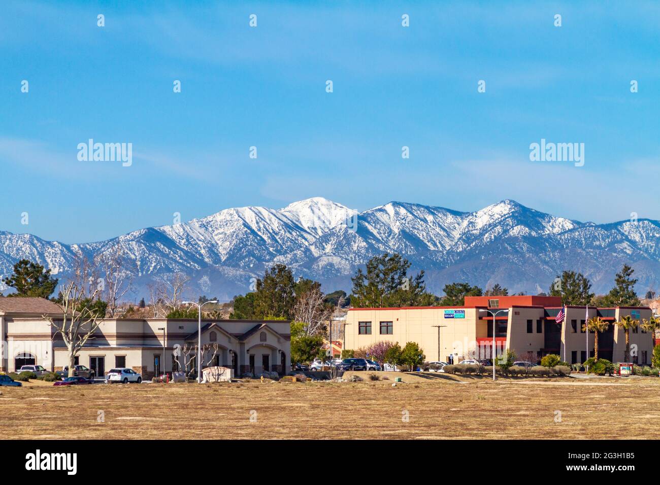 Apple Valley, CA, USA – 17 marzo 2021: Vista delle montagne di San Bernardino sullo sfondo vista dall'area del Ranch Jess nella città di Apple V. Foto Stock