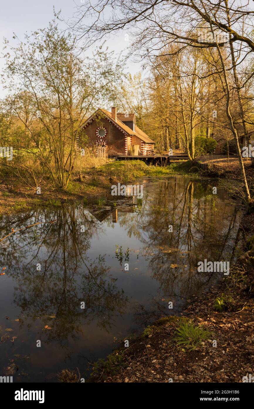 Bella casa in un laghetto in primavera Foto Stock