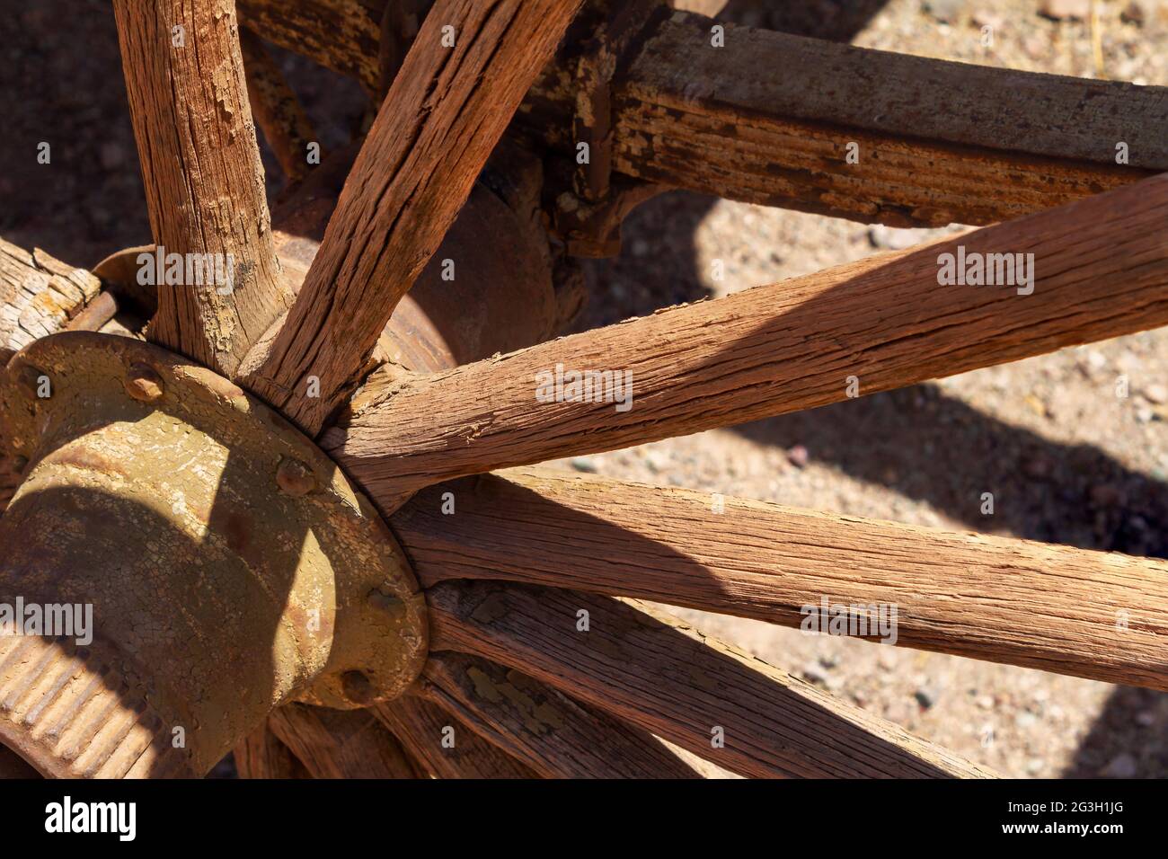 Vista da vicino di una ruota di un carro in legno arrugginita e invecchiata Foto Stock