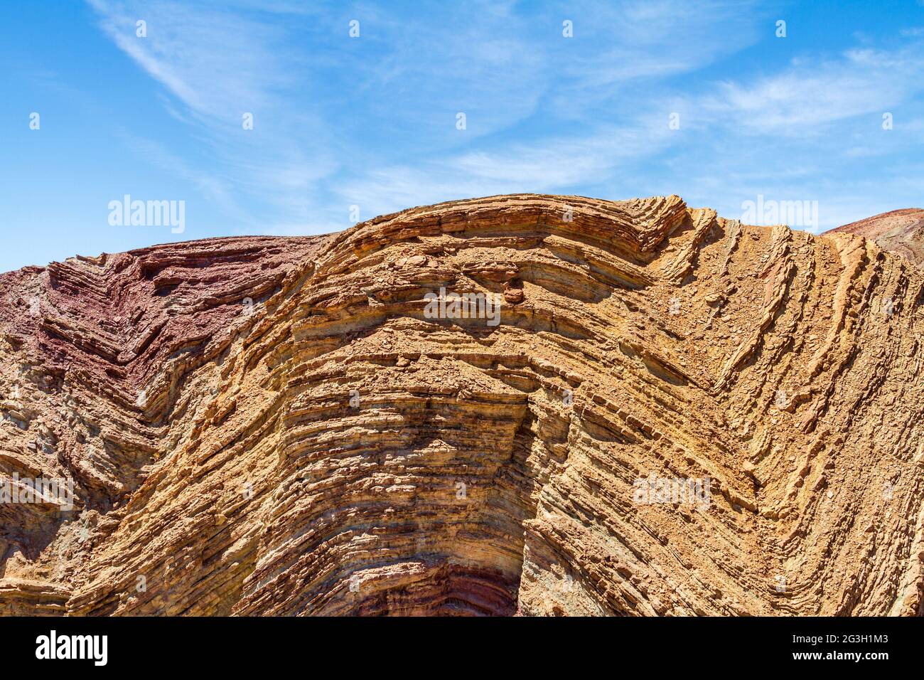 Strati di Anticline in una collina nel deserto di Mojave vicino Calico Ghost Tow Foto Stock