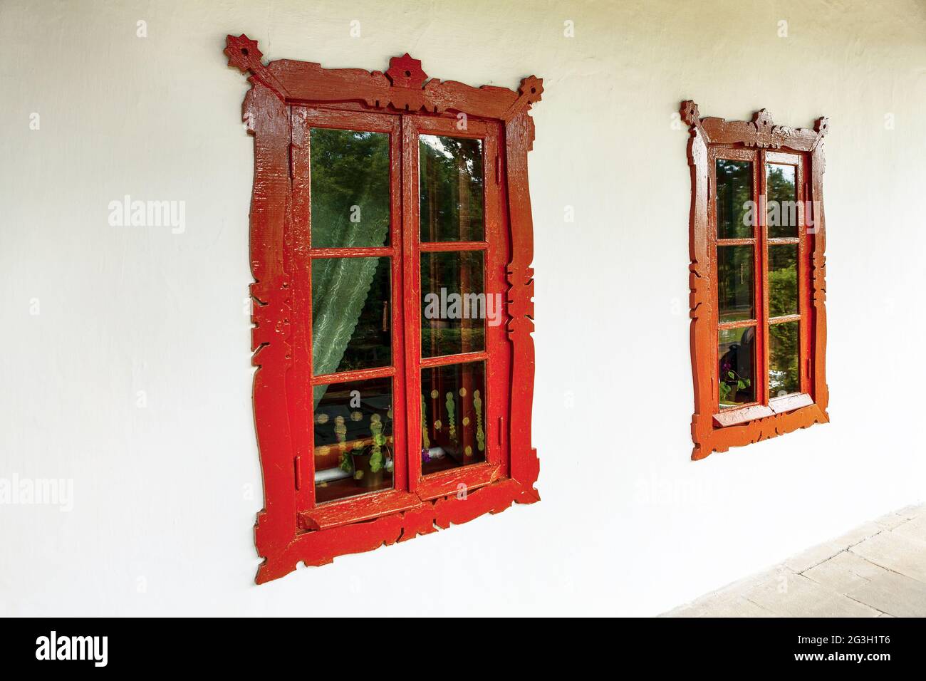 Esterno con finestre in legno in stile vintage. Pareti bianche con finestre Foto Stock