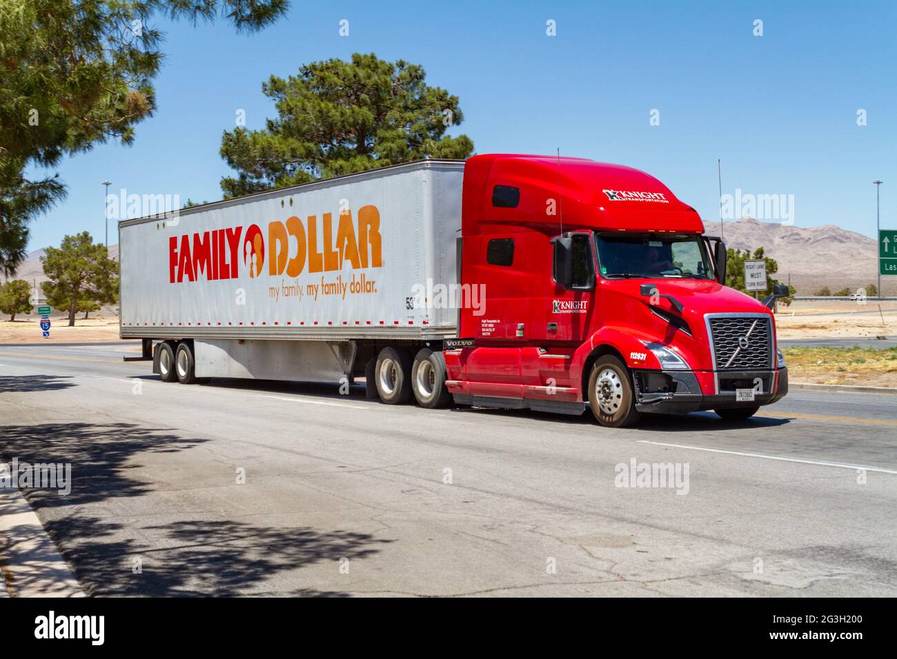 Jean, NV, USA – 6 giugno 2021: Semi-camion Family Dollar con rimorchio su una strada a Jean, Nevada, adiacente all'Interstate 15. Foto Stock