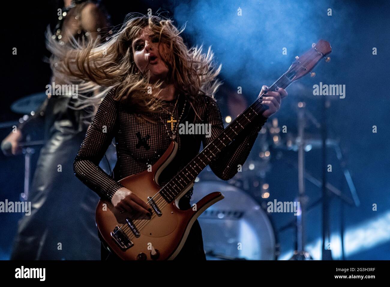 Berlino, Germania. 16 Giugno 2021. Victoria De Angelis suona un concerto dal vivo con la sua band Maneskin per il portale video TikTok al SchwuZ Queer Club. Credit: Fabian Sommer/dpa/Alamy Live News Foto Stock