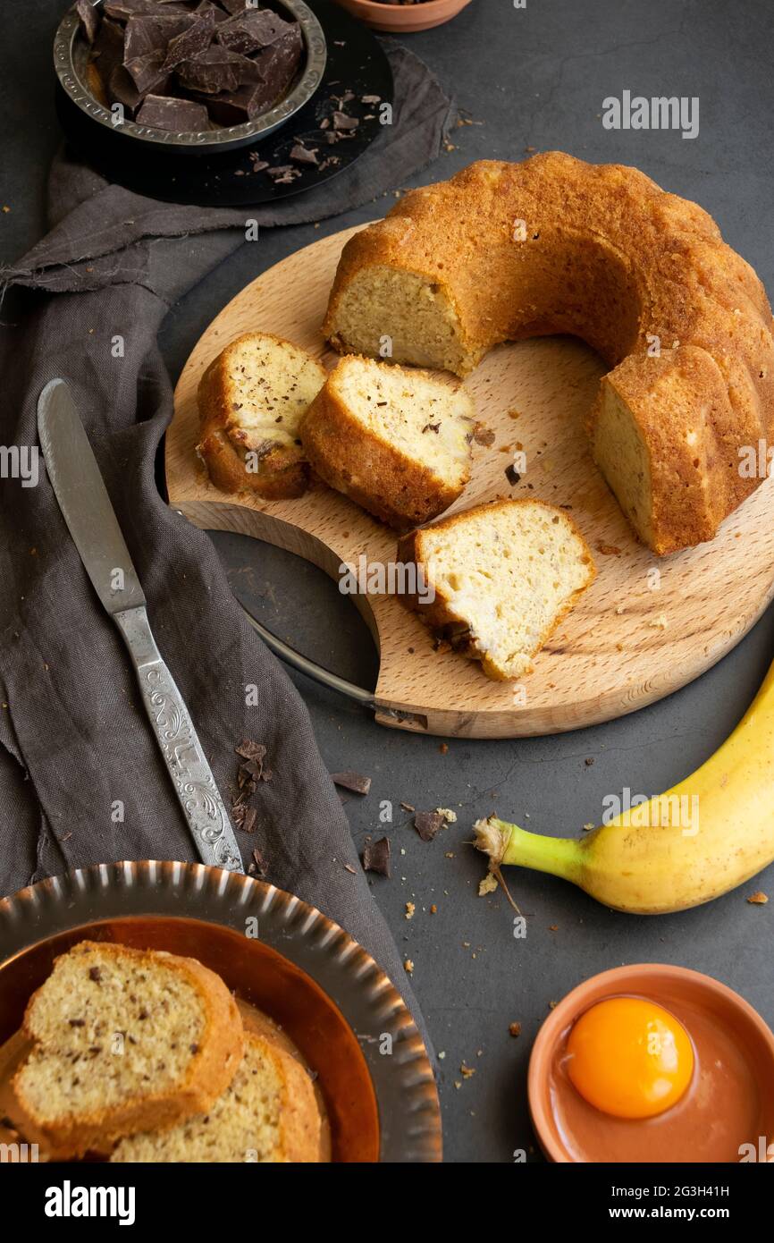 Pronto a mangiare pane alla banana. Dolce dessert fatto in casa sul tavolo, temi da forno Foto Stock
