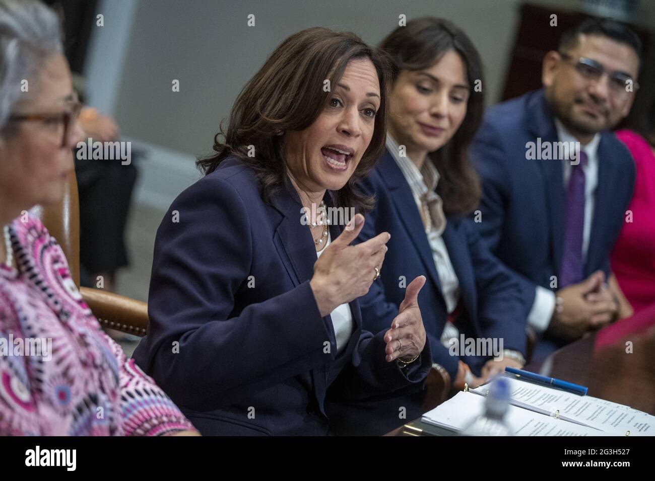 IL Vicepresidente AMERICANO Kamala Harris ha espresso le sue osservazioni durante un incontro con i legislatori dello stato del Texas democratico nella Roosevelt Room della Casa Bianca a Washington, DC, USA, 16 giugno 2021. I legislatori dello stato del Texas democratico si incontrano con il Vicepresidente Harris per promuovere i diritti di voto nazionali e la legislazione sulla riforma elettorale. Foto Stock