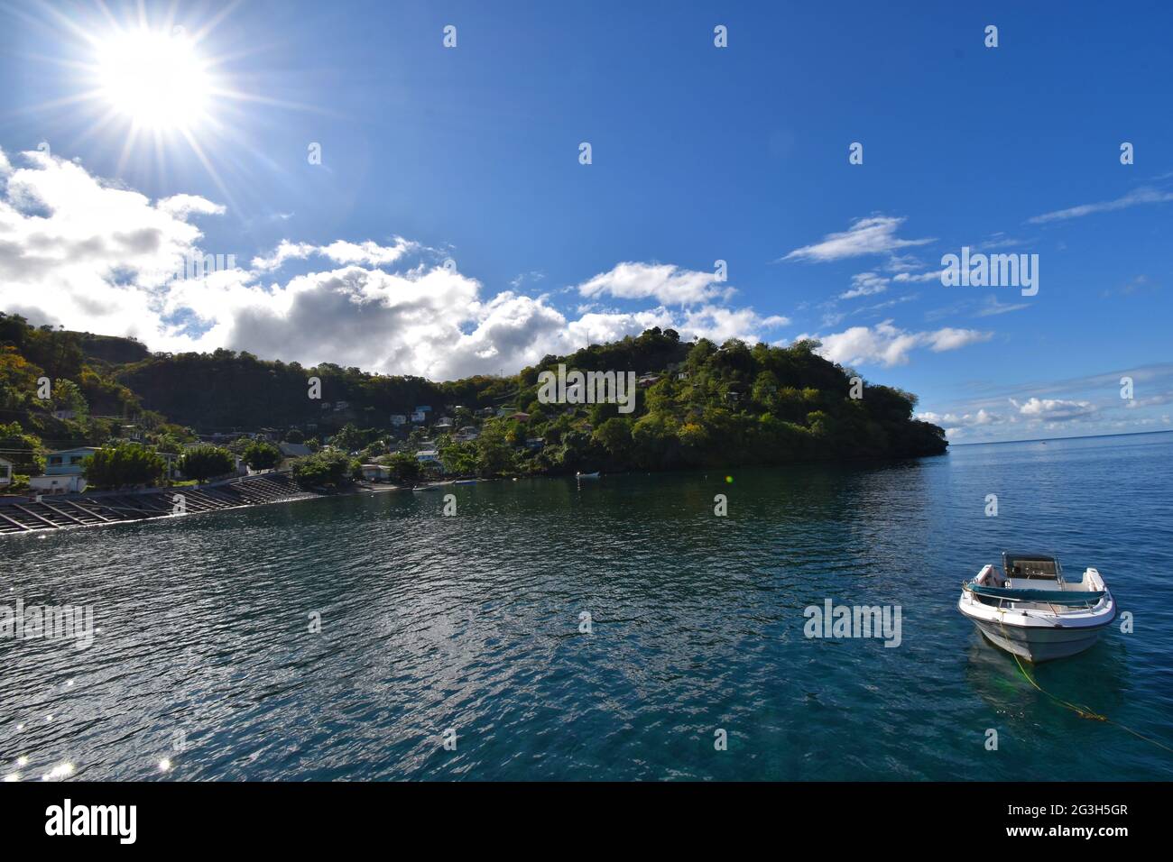 Barrouallie, San Vincenzo e le Grenadine - 5 gennaio 2020: Vista dal Jetty a Barrouallie, San Vincenzo, mesi prima che il vulcano eruttasse. Foto Stock