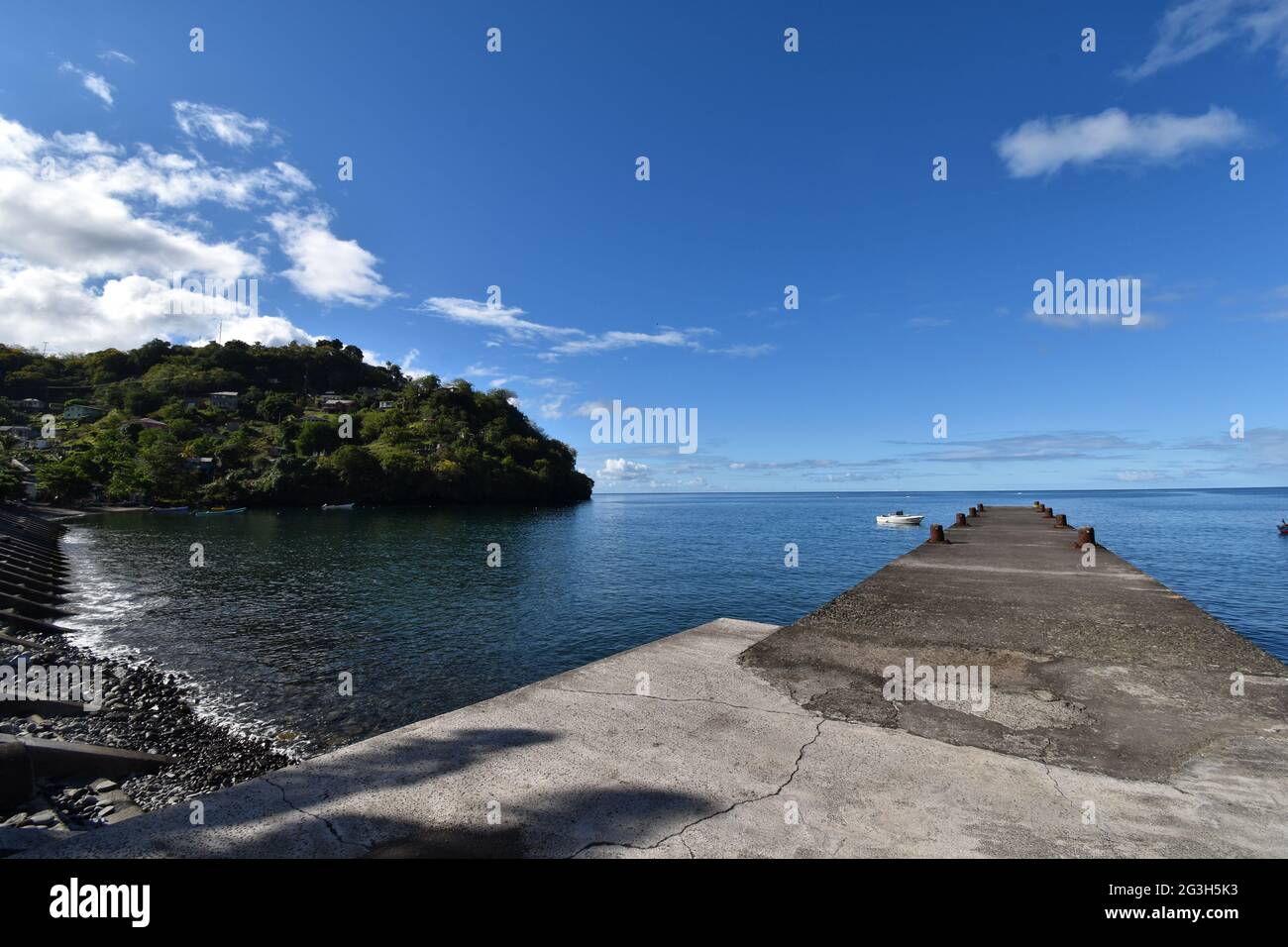 Barrouallie, San Vincenzo e le Grenadine - 5 gennaio 2020: Vista dal Jetty a Barrouallie, San Vincenzo, mesi prima che il vulcano eruttasse. Foto Stock