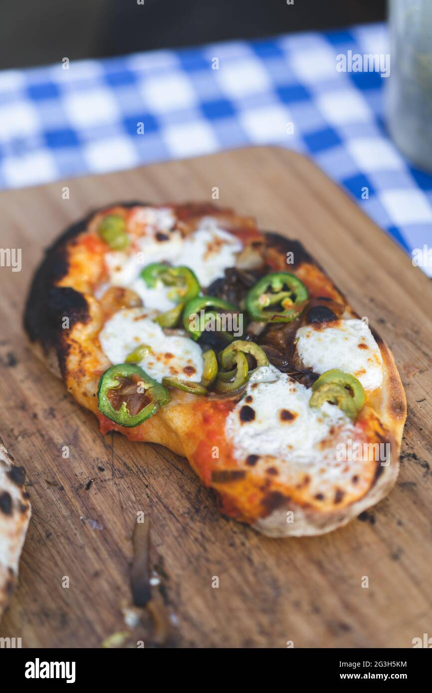 Pizza fatta in casa, pizza tradizionale italiana con pepe caldo Foto Stock