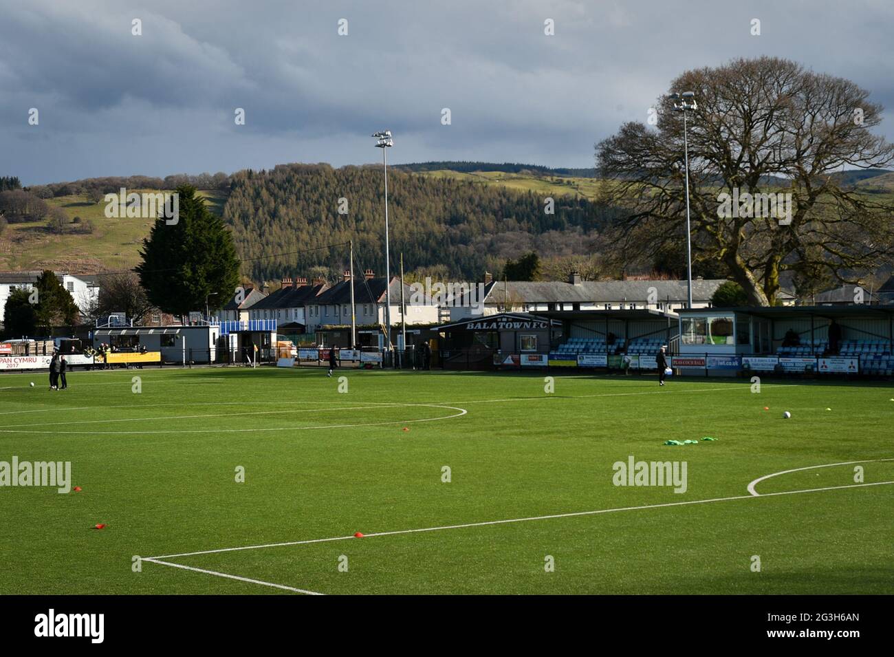 Bala, Galles 10 aprile 2021. JD Cymru Premier match tra Bala Town e i nuovi Santi, giocato a Maes Tegid,Bala. Foto Stock