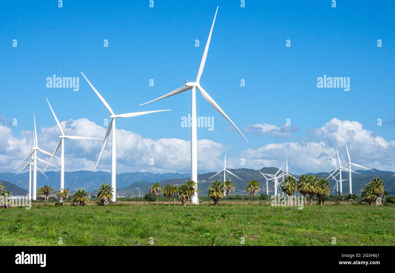 Turbine eoliche che generano energia pulita e rinnovabile. Spazio di copia. Foto Stock