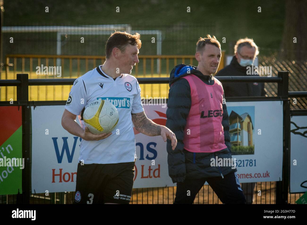 Bala, Galles 10 aprile 2021. JD Cymru Premier match tra Bala Town e i nuovi Santi, giocato a Maes Tegid,Bala. Foto Stock