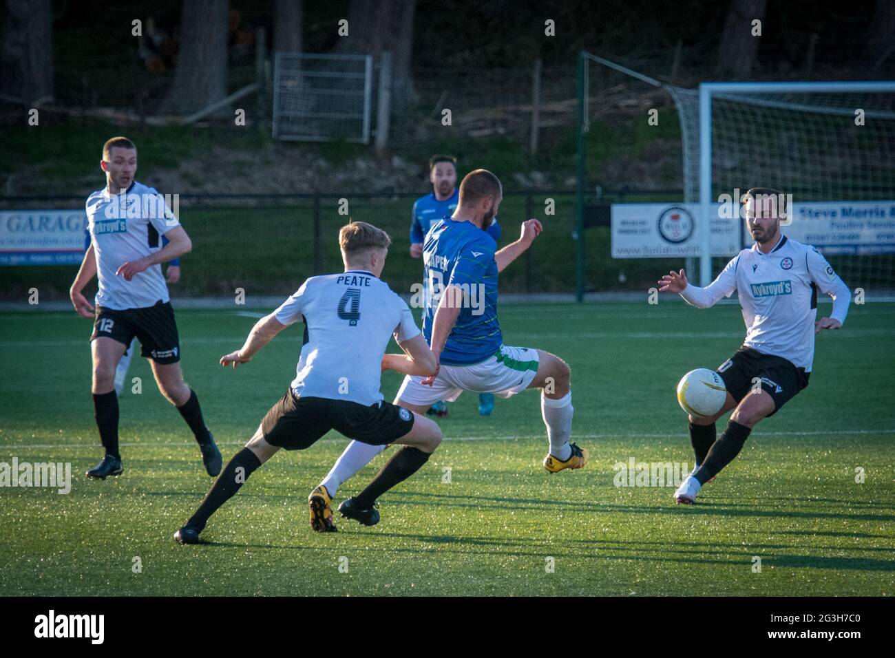 Bala, Galles 10 aprile 2021. JD Cymru Premier match tra Bala Town e i nuovi Santi, giocato a Maes Tegid,Bala. Foto Stock