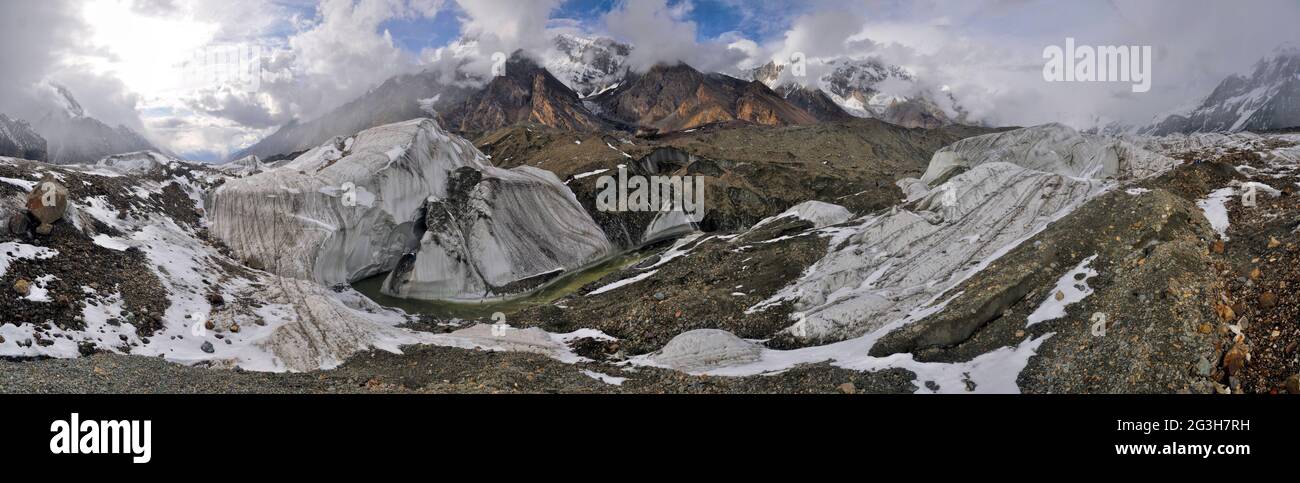 Panorama di scenic Engilchek ghiacciaio con la pittoresca piazza Tian Shan mountain range in Kirghizistan Foto Stock