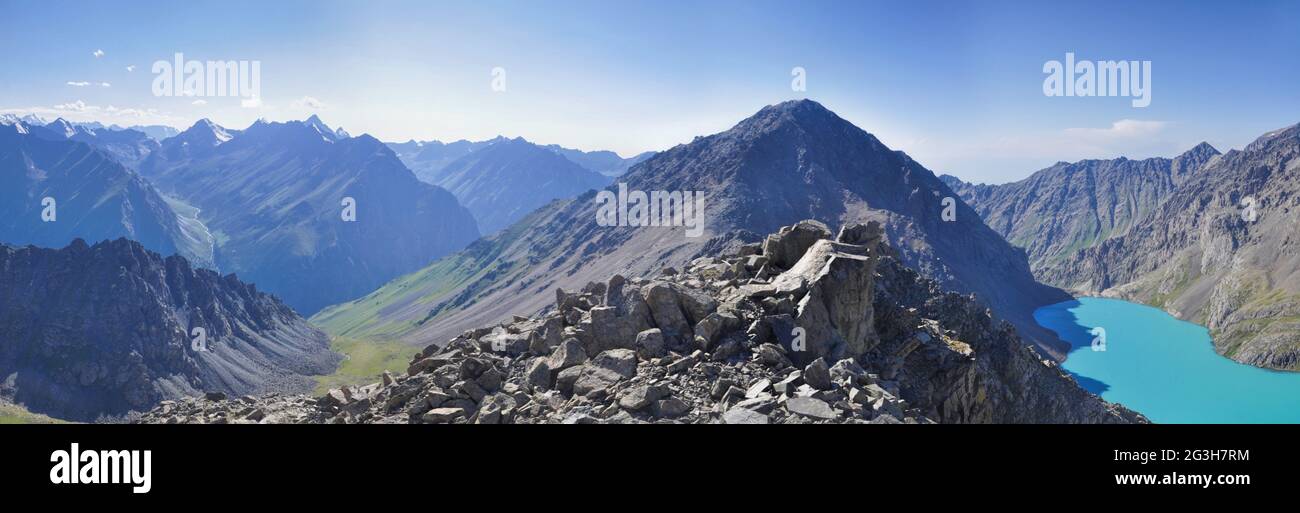Scenic panorama di Tien-Shan mountain range in Kirghizistan Foto Stock