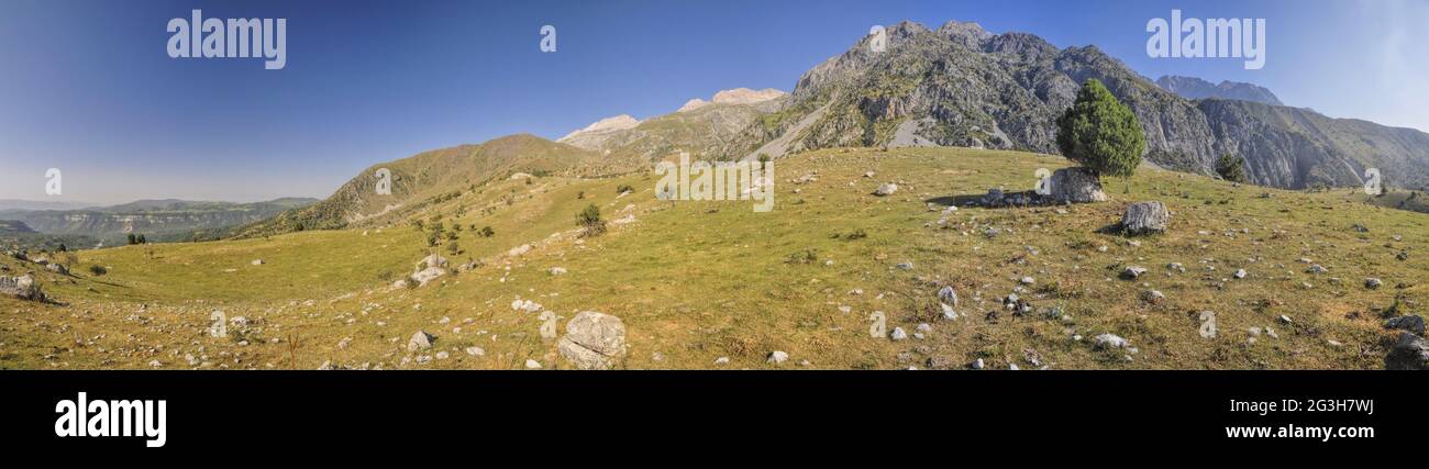 Suggestivo panorama della pittoresca catena montuosa in Kirghizistan Foto Stock