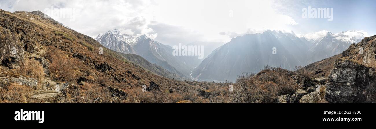 Scenic panorama dell Himalaya vicino Kangchendzonga in Nepal Foto Stock
