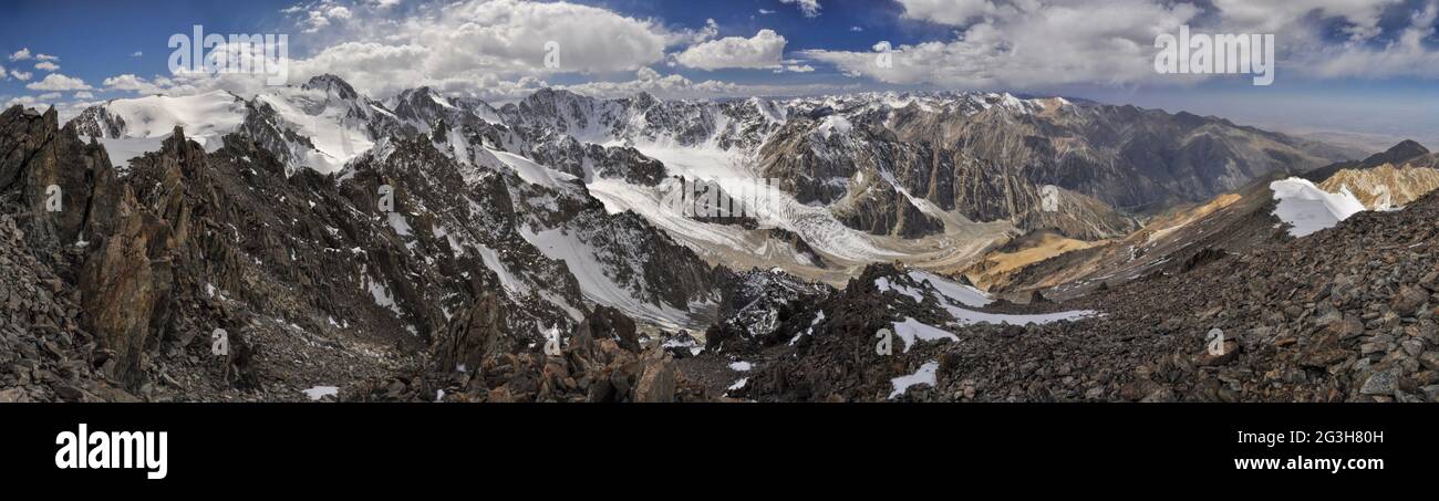 Scenic panorama di Ala Archa parco nazionale in Piazza Tian Shan mountain range in Kirghizistan Foto Stock