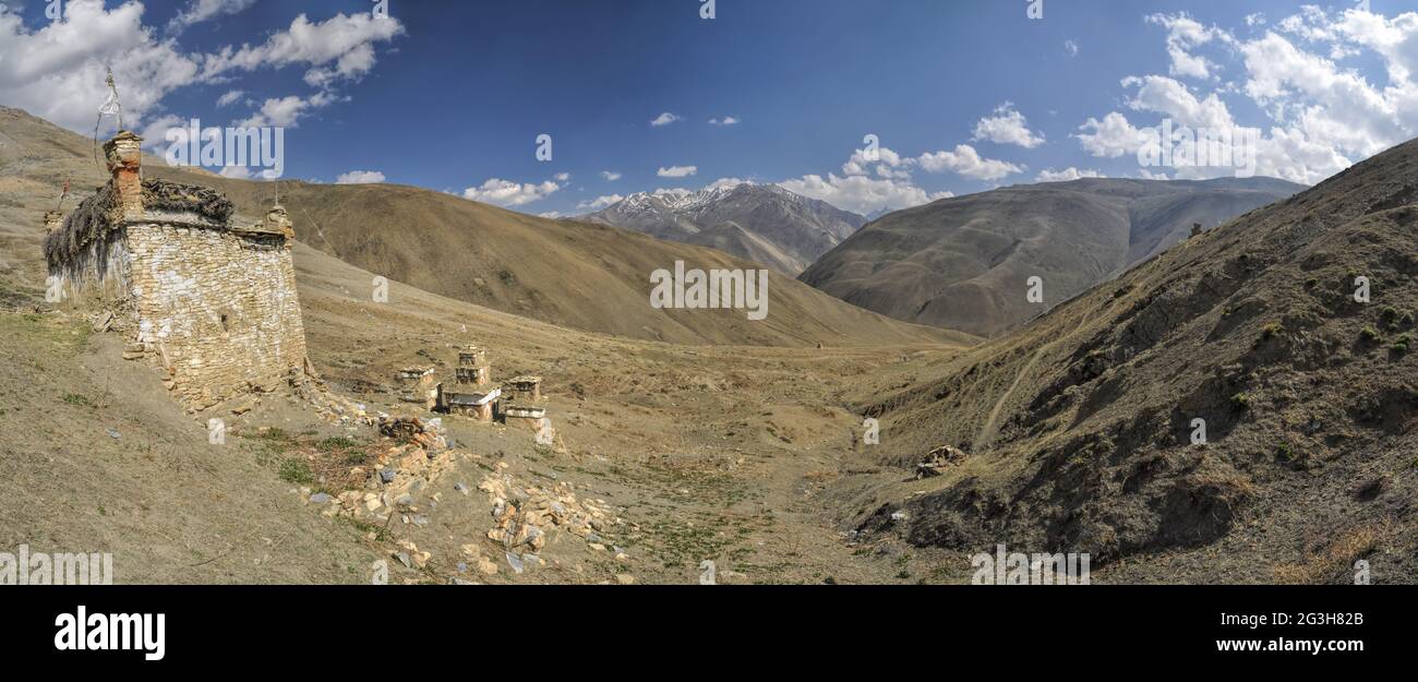 Scenic panorama dei santuari buddisti nella regione Dolpo in Nepal Foto Stock